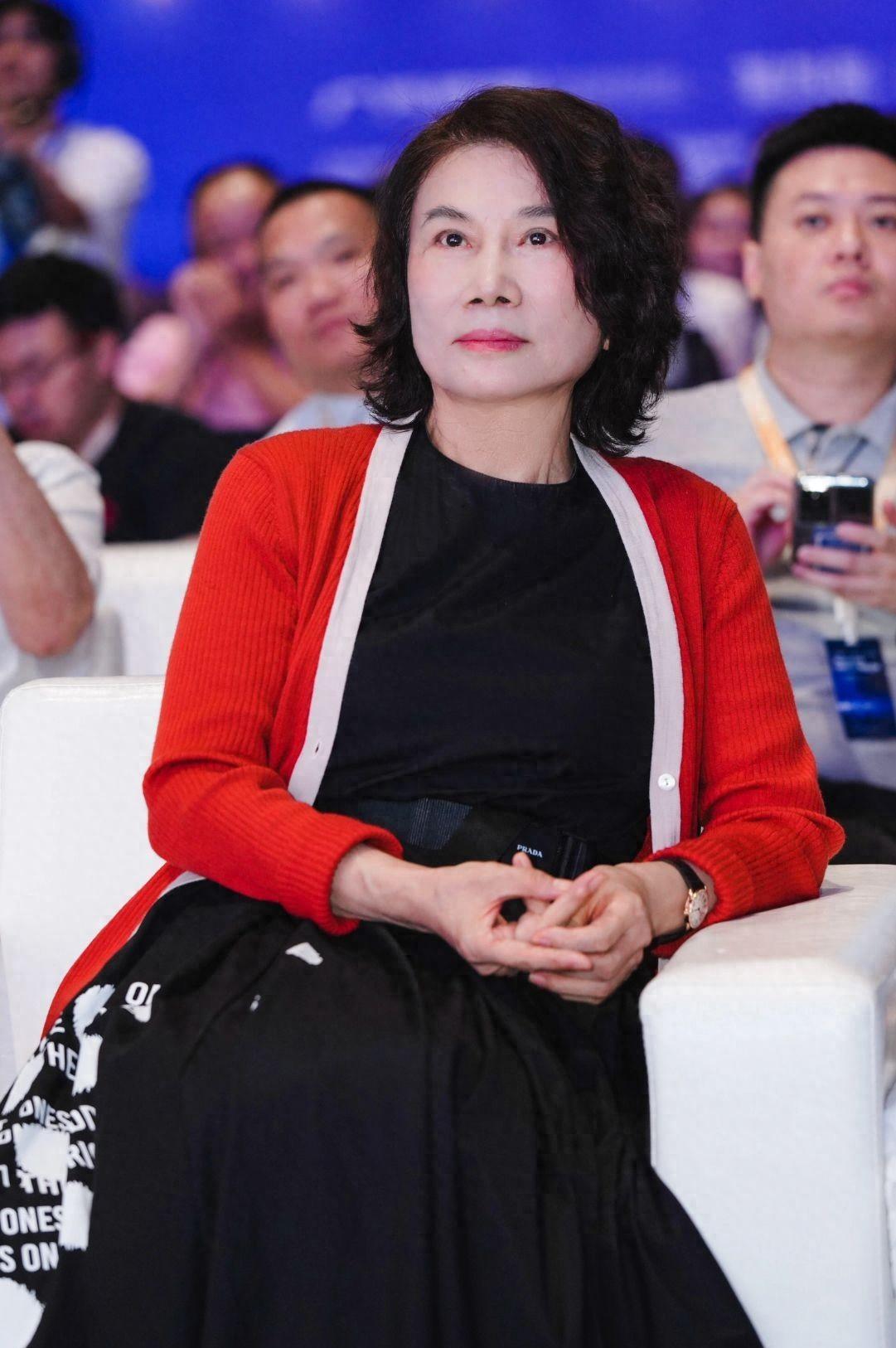 董明珠的职场故事_董明珠职场励志故事8则_职场励志董明珠故事视频