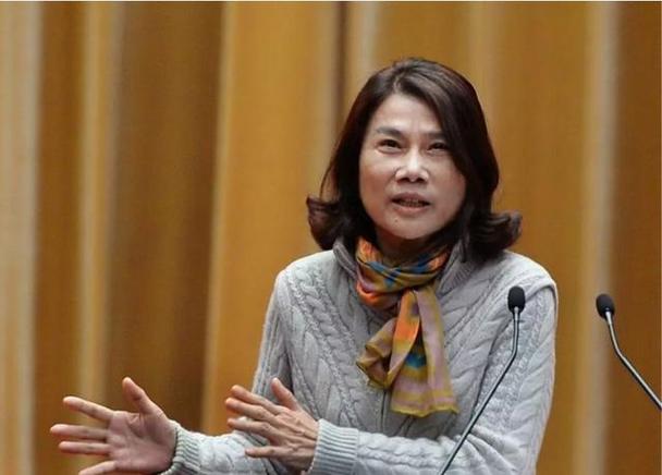 董明珠职场励志故事8则_董明珠 婚恋话题 职场女性独立