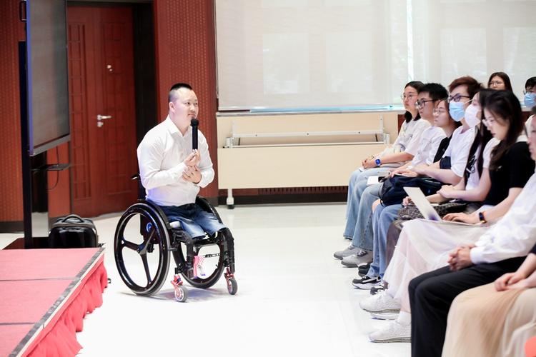首都高校励志宣讲活动_四川残疾人励志报告团_职场正能量励志故事