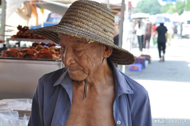 老人编织草帽故事_销售职场励志小故事_草帽制作与销售